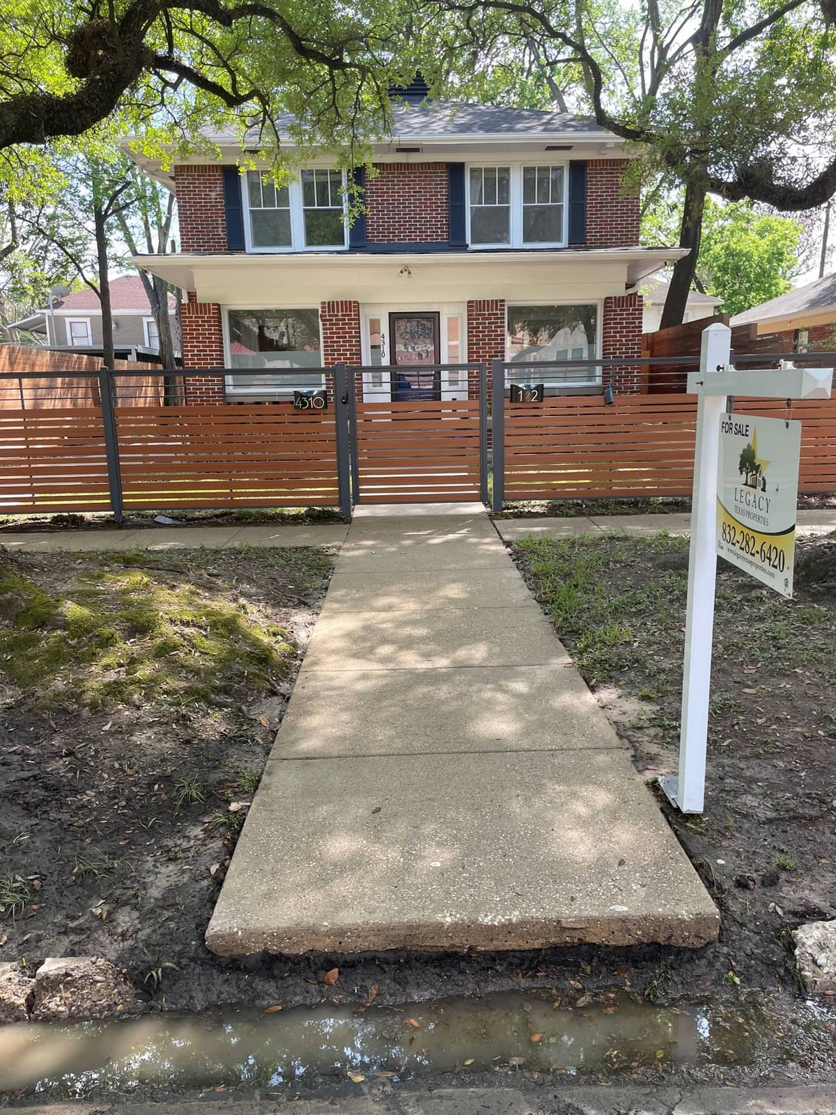 Wide view of the finished Houston, TX home exterior after a full cleaning