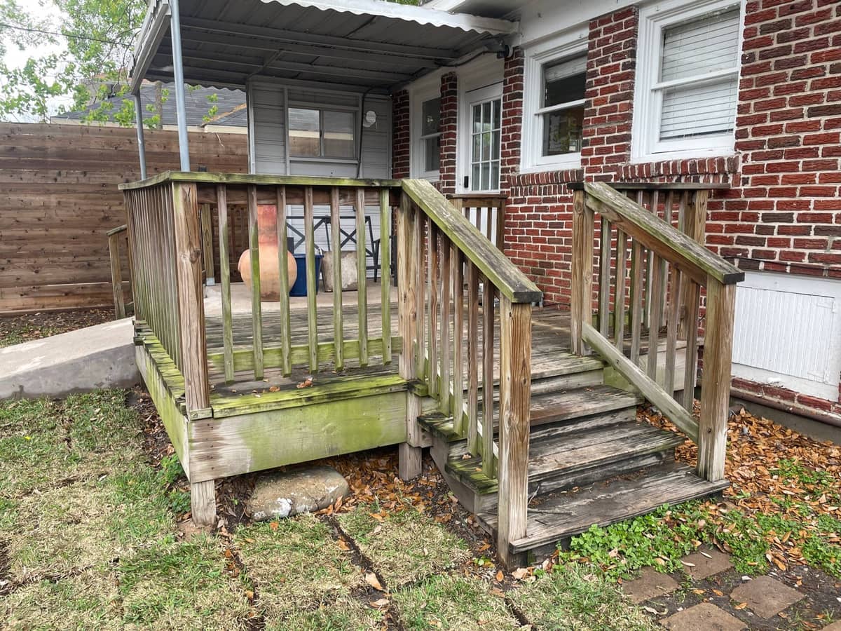 Soft washing lifting dirt and mildew from the front porch area in Houston, TX